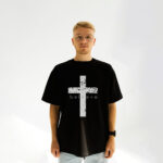 чорна футболка з хрестом