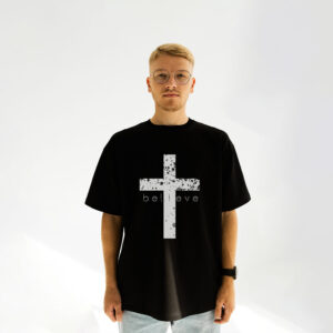 чорна футболка з хрестом