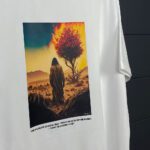 Біла футболка з Моисеєм і кущем