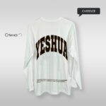 білий лонгслів з принтом yeshua