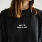 світшот варенка з написом All we need is God