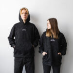 чорне худі варенка з написом All we need is God