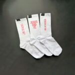 білі шкарпетки з рожевим принтом