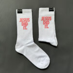 білі шкарпетки з рожевим принтом Jesus did it